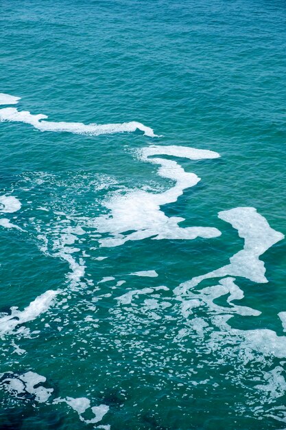 Foto espuma de patrón blanco en el océano