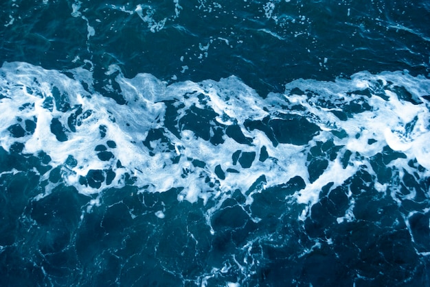 Una espuma y rastros de un barco pasado en la superficie del mar Mediterráneo en Túnez Sendero de olas en la parte profunda del mar