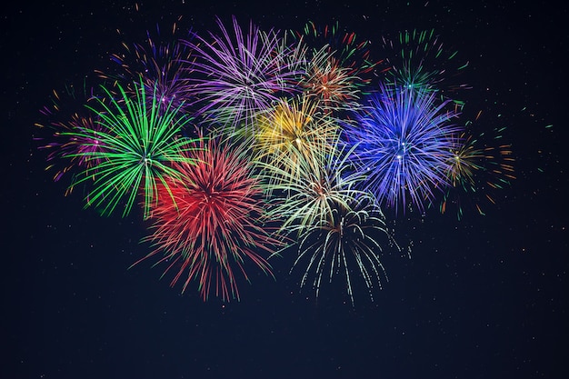 Espumante roxo verde vermelho azul amarelo celebração fogos de artifício sobre o céu estrelado. Dia da independência, 4 de julho, feriados de ano novo saudação fundo.