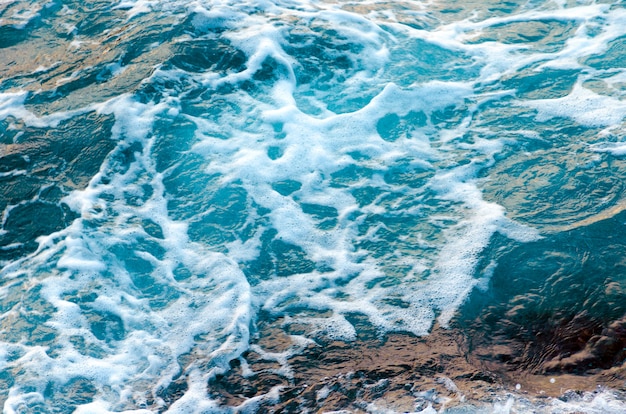 Espumosas olas de agua en el océano