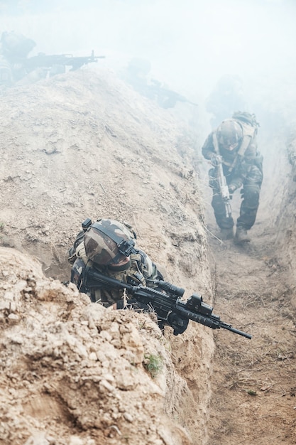 Esquadrão de paraquedistas franceses de elite do 1º Regimento de Pára-quedas de Infantaria da Marinha RPIMA em ação nas trincheiras inimigas cheias de fumaça de pólvora