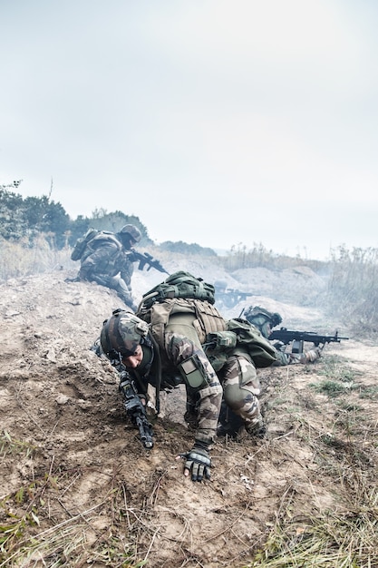 Esquadrão de paraquedistas franceses de elite do 1º Regimento de Pára-quedistas de Infantaria da Marinha RPIMA em ação nas trincheiras inimigas com um militante pulando