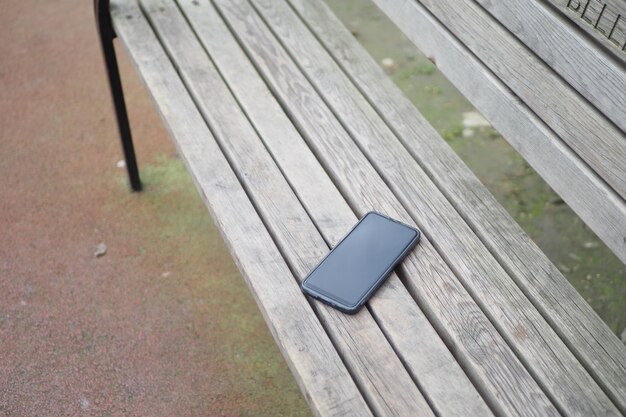 Esqueça o smartphone em um telefone inteligente perdido do banco do parque