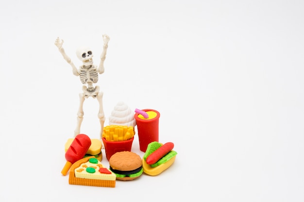 Esqueleto y alimentos, disfruta comiendo hasta la muerte con comida chatarra.