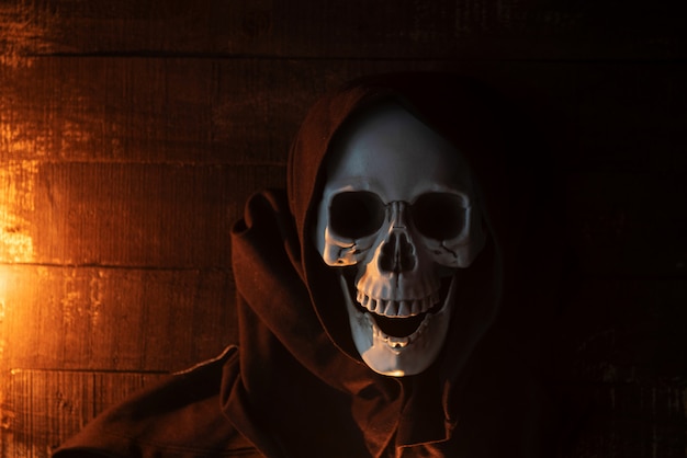 Esqueleto assustador de fantasma de halloween traje vestindo um casaco com capuz