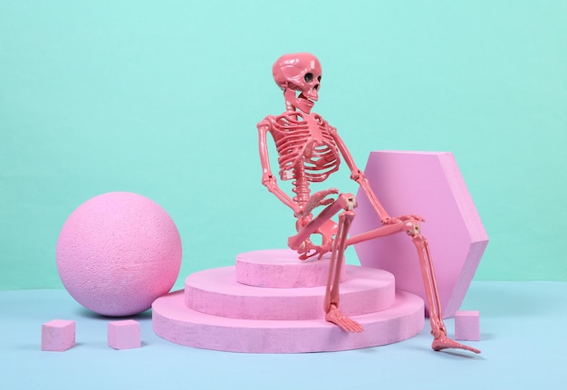 Esqueleto com formas geométricas rosa sobre fundo azul Arte conceitual Minimalismo conceito de halloween