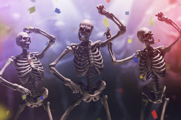 El esqueleto humano bailando el tema de Halloween