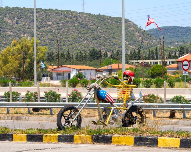 Esqueleto de objeto de arte en una moto chopper Ghost rider en la autopista en Grecia