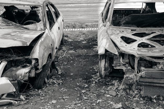 Esqueletos de dois carros queimados após o incêndio.