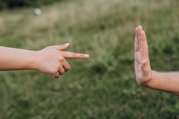 Esquema de aperto de mão e distanciamento na psicologia e na ciência da linguagem corporal