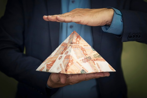 Esquema de pirâmide nas mãos de um fraudador o conceito de troca nos mercados financeiros é o colla