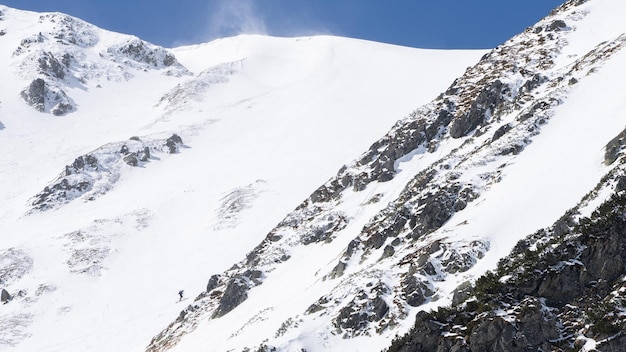 Esquí alpinista escalando la montaña nevada eslovaquia europa