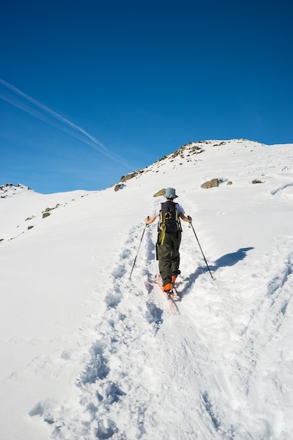 Esquí alpino recorriendo hacia la cumbre