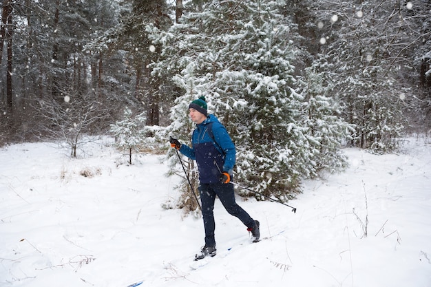 Esqui cross-country na floresta de inverno