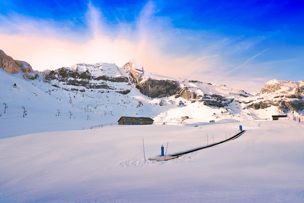 Esqui de Candanchu em Huesca em Pyrenees a Espanha