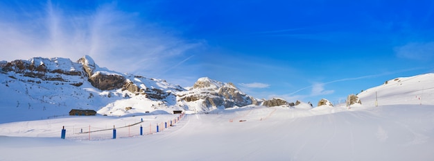 Esqui de Candanchu em Huesca em Pyrenees a Espanha