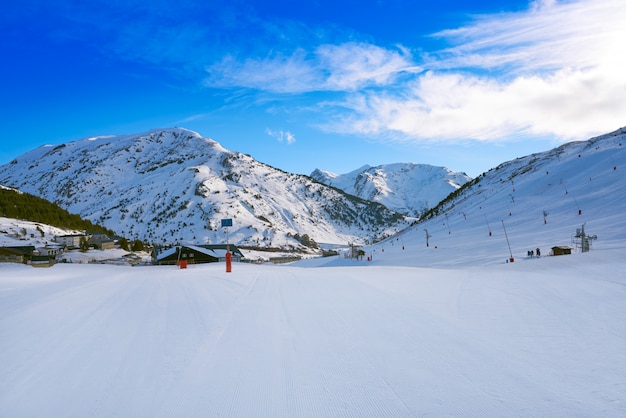 Esqui de Candanchu em Huesca em Pyrenees a Espanha