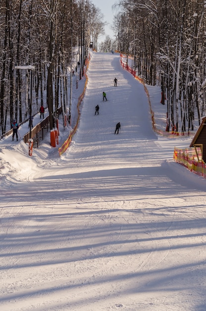 Esqui e snowboard em colinas da região de moscou.