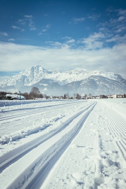 Esquí de fondo en Austria Slope nieve blanca fresca y montañas