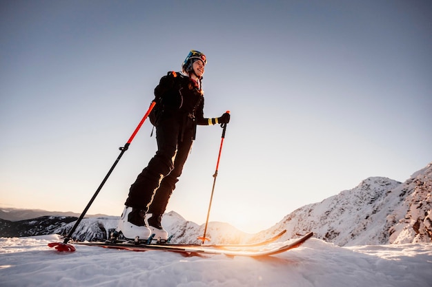 Esqui montanhista andando nas montanhas Passeio de esqui na alta paisagem alpina Aventura esporte radical de inverno Dia ensolarado