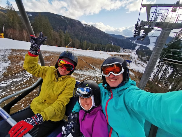 Esqui, teleférico, inverno - esquiadores no teleférico