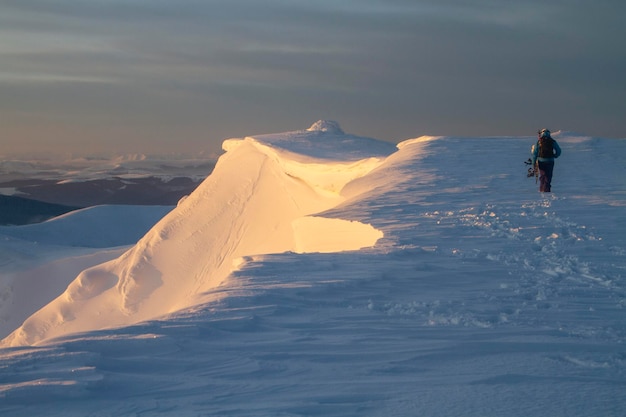 Esquí de travesía en las montañas de la mañana invierno freeride deporte extremo Amanecer en los Cárpatos nevados