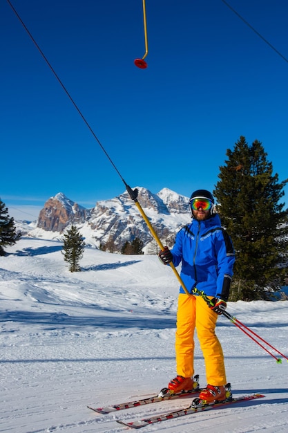 Esquiador alpino con elevador de barra en T
