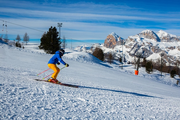 Esquiador alpino em declive em Cortina