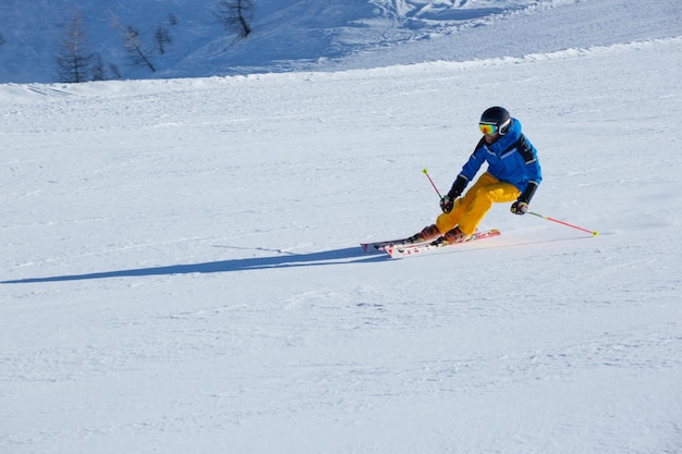 Esquiador alpino em declive em Cortina