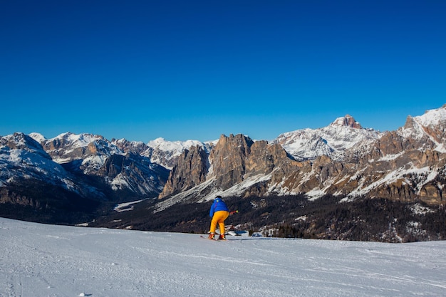 Esquiador alpino em declive em Cortina