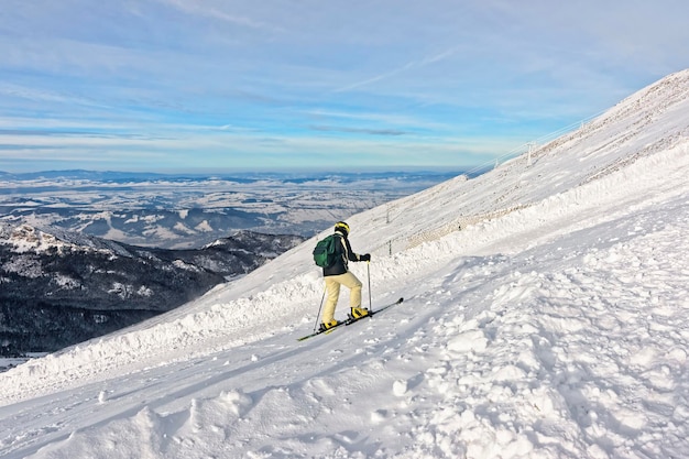 Esquiador alpino encima de Kasprowy Wierch en Zakopane en Tatras en invierno. Zakopane es una ciudad en Polonia en las montañas Tatra. Kasprowy Wierch es montaña en Zakopane y la zona de esquí más popular de Polonia