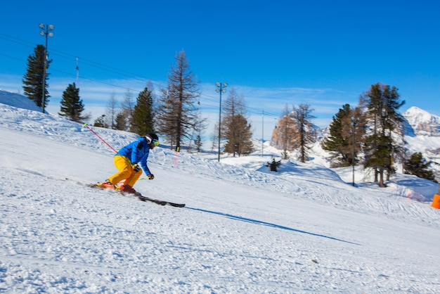 Esquiador alpino en pendiente en Cortina