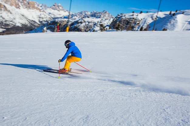 Esquiador alpino en pendiente en Cortina