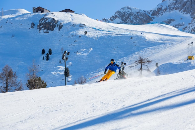 Esquiador alpino en pendiente en Cortina
