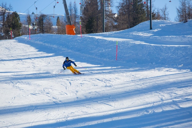 Esquiador alpino en pendiente en Cortina