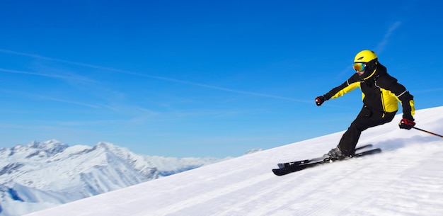 Esquiador alpino profissional a fazer esqui alpino nas altas montanhas dos Alpes