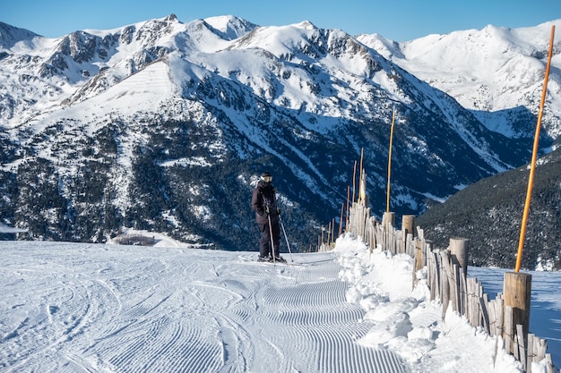 Esquiador ao lado das pistas de esqui prontas para descer a encosta Pirinéus Grandvalira Andorra