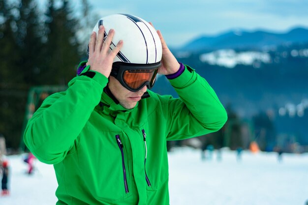 Un esquiador con casco y gafas de sol antes de entrenar por seguridad