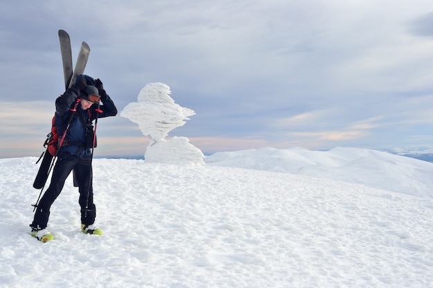 Esquiador de turismo alpino nas montanhas de inverno. Cárpatos, Ucrânia.