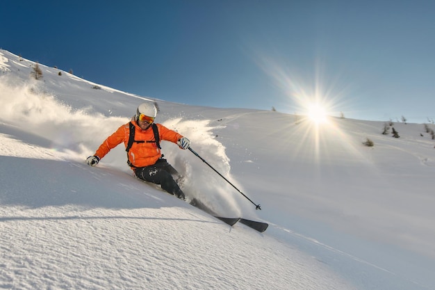 Esquiador em neve virgem