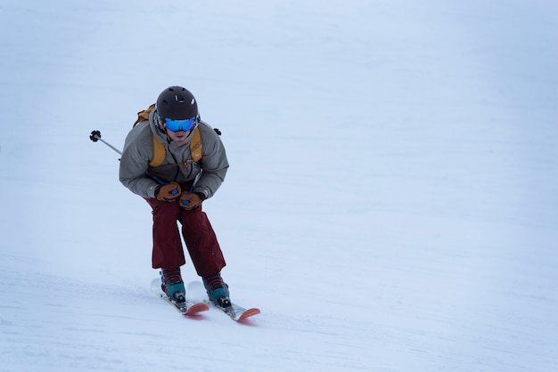 Esquiador de esquí alpino en altas montañas en la estación de esquí de invierno Mammoth Lakes