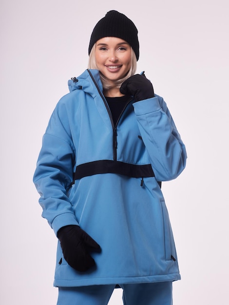 Esquiador feliz caucasiano satisfeito mulher sorridente usando jaqueta corta-vento acolchoada quente esqui