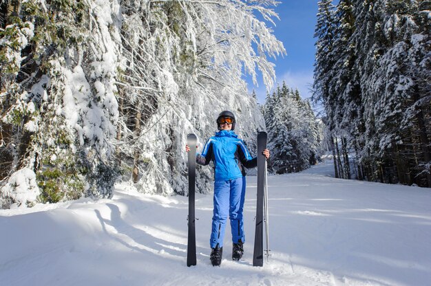 Esquiador feminino na floresta de inverno