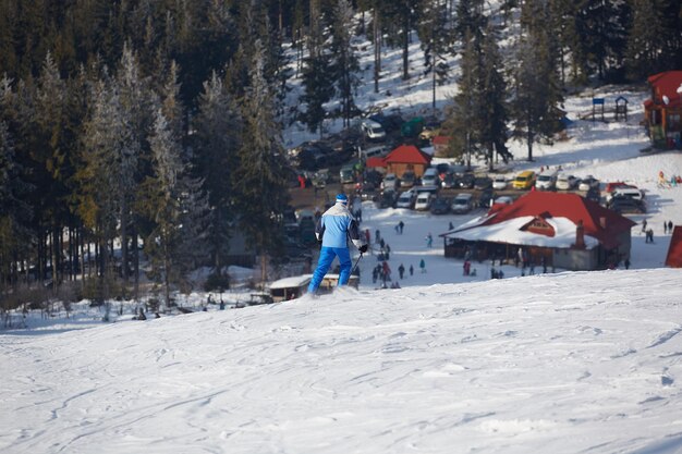 Foto esquiador de freeride masculino en las montañas