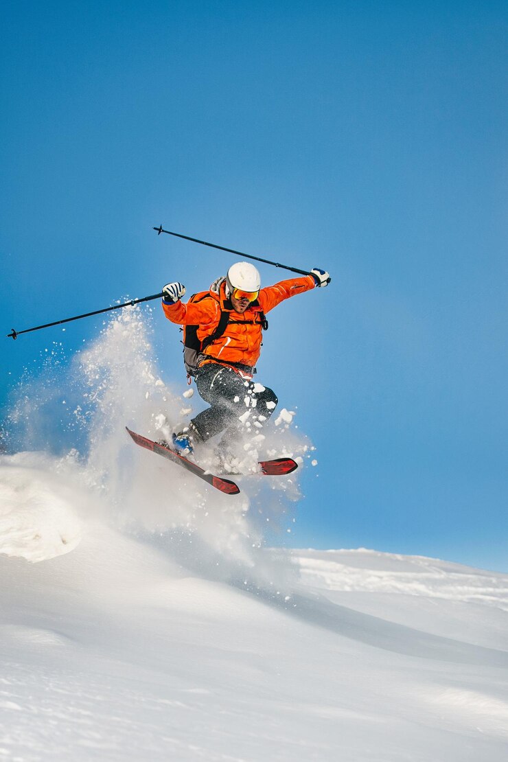 Esquiador freerider salta a la nieve profunda