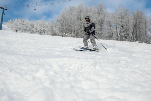 Esquiador de hombre en pista de esquí