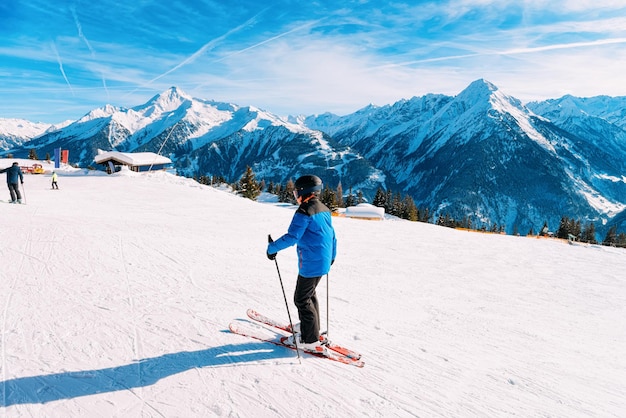 Esquiador infantil esquiando en la estación de esquí Penken Park en Tirol en Mayrhofen en el valle de Zillertal en Austria en los Alpes invernales. Kid ski montañas alpinas con nieve blanca y cielo azul. Pistas nevadas austriacas.