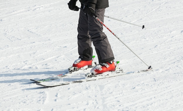 Esquiador masculino esqui na neve fresca