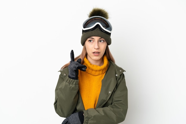 Esquiador mujer caucásica con gafas de snowboard aislado
