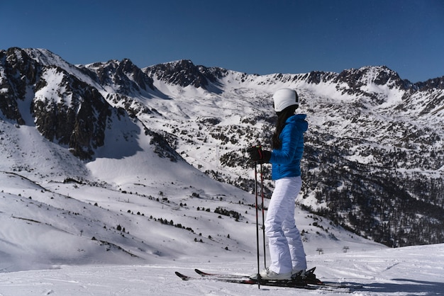 Esquiador de mujer disfrutando del paisaje de montaña en Grandvalira resort